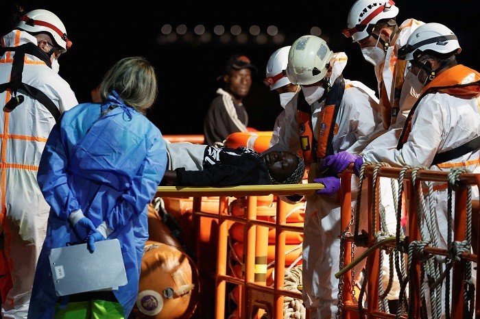 Rescuers carry a migrant out of a Spanish coast guard vessel, at the port of Arguineguin, in the island of Gran Canaria. Spain, July 25, 2023. (Photo: Reuters)