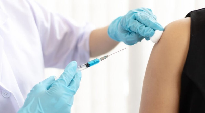 The Czech Health Ministry on Monday recommended vaccination against COVID-19 this autumn, especially for those at higher risk of contracting the disease.