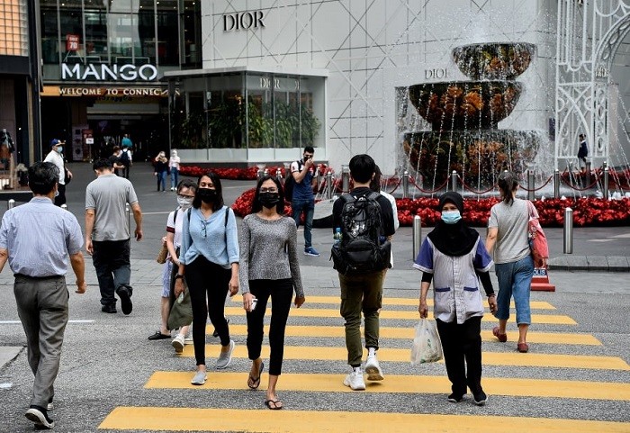 Malaysia's latest leading index showed the country's economic performance will remain moderate in the near term over uncertain global prospects, The Department of Statistics Malaysia (DOSM) said on Monday.