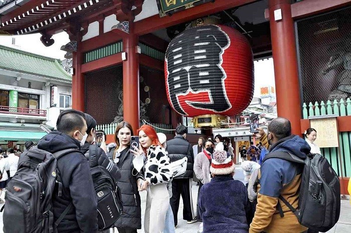 Tourists from overseas pose for photo in Asakusa, Tokyo. (File Photo: Yomiuri Shimbun).