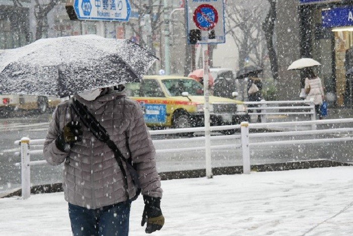 The Japan Meteorological Agency (JMA) issued a heavy snow warning for all 23 wards in Tokyo on Monday evening, with weather officials warning of further disruptions to transportation networks.