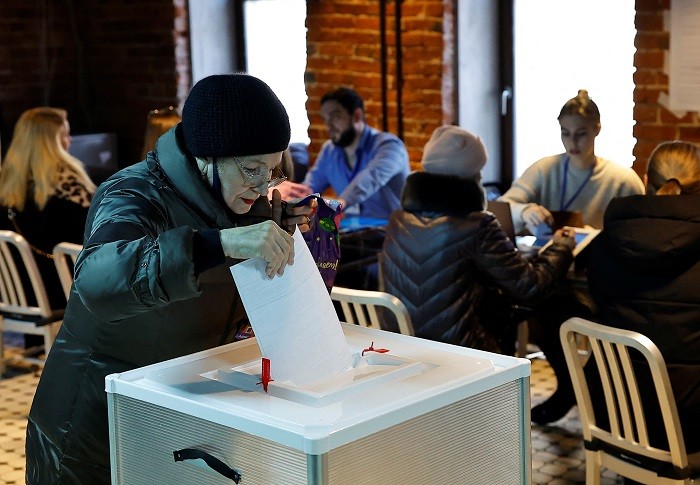 Russian voters started to hit the polls for the 2024 presidential election in the Far East region, including Kamchatka, Chukotka and other areas at 8 a.m. Friday local time. Russia has set up more than 90,000 polling stations operating from 8 a.m. to 8 p.m. local time between March 15 and 17. (Photo: A woman casts her ballot at a polling station during the presidential election in Moscow, Russia March 15, 2024./Source: Reuters)