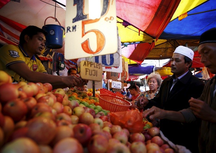 Malaysia's inflation in February edged up 1.8 percent from a year ago, official data showed Monday.