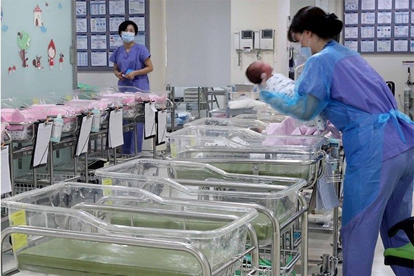 The Republic of Korea's births kept falling in January amid lingering worry about the continued slide in country's population, statistical office data showed Wednesday.The number of newborn babies was 23,179 in January, down 6.0 percent from a year earlier, marked the lowest January figure since relevant data began to be compiled in 1981.