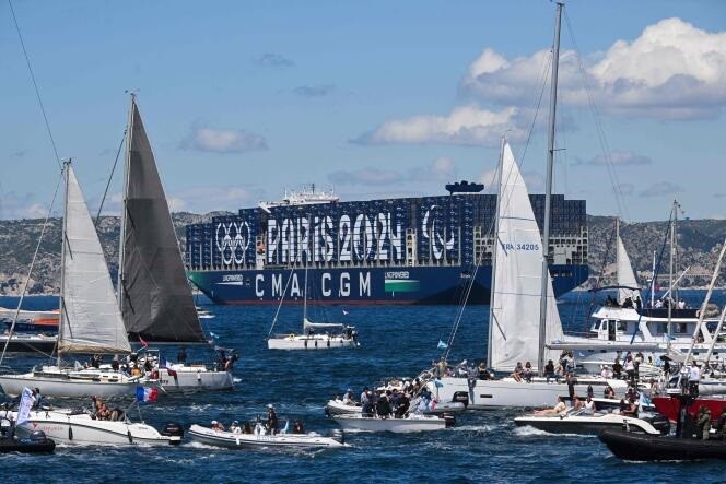 The three-masted ship Belem carrying the Olympic flame arrived in the southern French city of Marseille in the late morning of Wednesday, and kicked off a six-hour coastal parade before the flame finally lands at the old port at around 7:30 p.m..