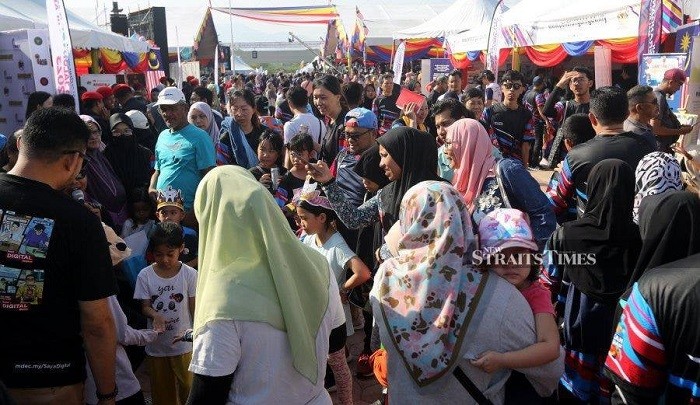 Malaysia's population in the first quarter of this year was estimated at 34 million, an increase of 2.3 percent as compared to 33.2 million a year ago, official data showed Tuesday.