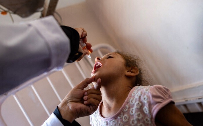 The United Nations, in collaboration with Palestinian health authorities, began to vaccinate 640,000 children in the Gaza Strip on Sunday, with Israel and Hamas agreeing to brief pauses in their 11-month war to allow the campaign to go ahead.