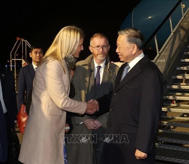 Irish Minister of State at the Department of Agriculture Food & the Marine Pippa Hackett greets General Secretary of the Communist Party of Vietnam Central Committee and State President To Lam at Dublin Airport. (Photo: VNA)