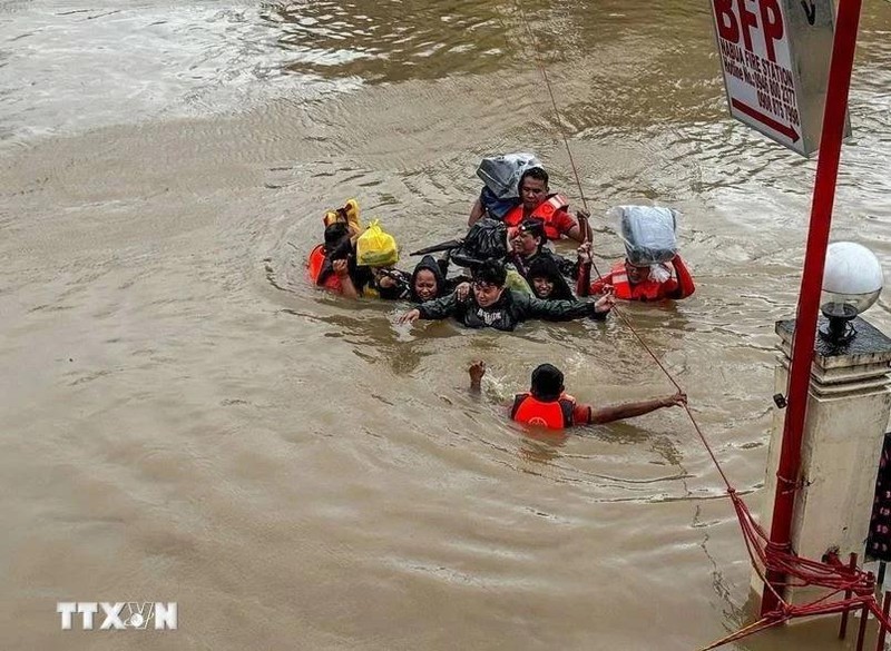 The death toll from tropical storm Trami that slammed into the Philippines this week has risen to 81, with around 20 other people still missing, due to massive flooding and landslides, authorities said Friday. (Photo: Rescuers evacuate residents from flooded areas due to Typhoon Trami in Camarines Sur province, the Philippines. Source: Xinhua/VNA)