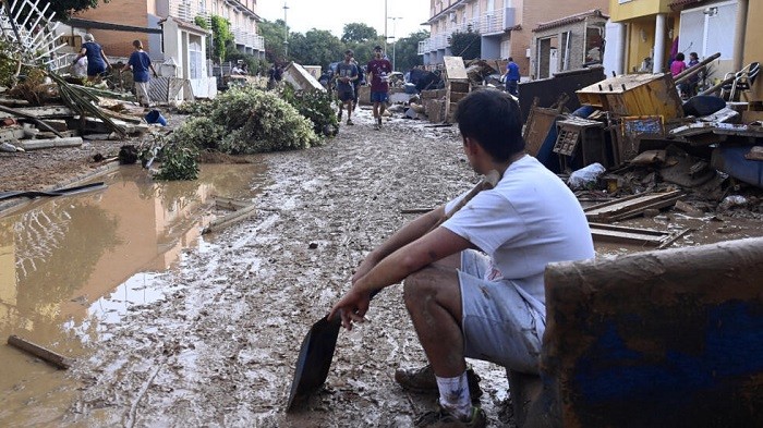 Spanish Prime Minister Pedro Sanchez announced on Tuesday that the government would provide economic and fiscal aid of 10.6 billion euros (11.5 billion USD) for the areas affected by the devastating floods.