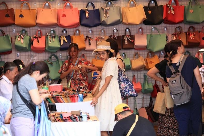 Thailand's consumer confidence improved for the first time in eight months in October, thanks to the easing flood situation, an interest rate cut, and the government's economic measures, a survey showed on Thursday.