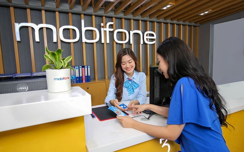 Customers conduct procedures at Mobifone.