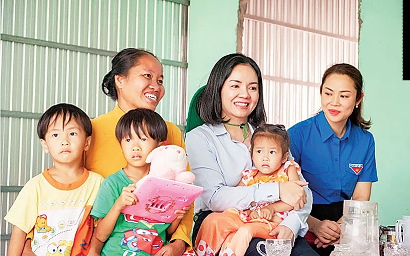 PVCFV Deputy General Director Nguyen Thi Hien hands over houses built by the company to residents of Khanh Hoi Commune, U Minh District, Ca Mau Province.