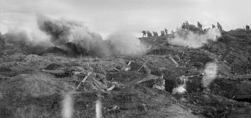 Being attacked by our troops, the enemy in the C Hill positions ran in panic, our assault soldiers at the trenches were sniping at the enemy using rifles. (Photo: VNA)