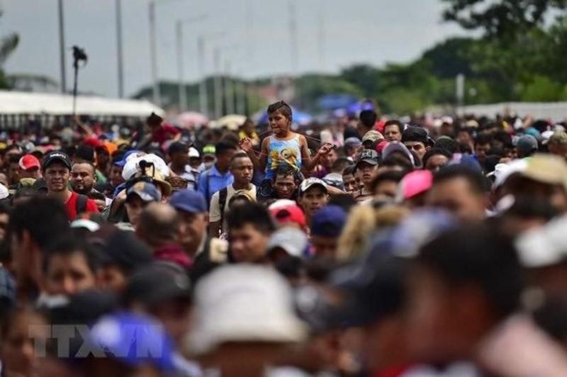 Migrants on their way to the US at the Guatemala-Mexico border bridge. (Photo: AFP/VNA)