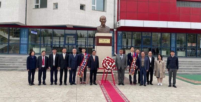Minister Le Minh Hoan and the Vietnamese delegation take a souvenir photo in front of Uncle Ho’s statue. (Photo courtesy of the Vietnamese Embassy in Mongolia) 
