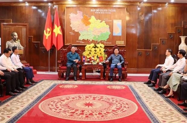 Secretary of the Bac Ninh provincial Party Committee Nguyen Anh Tuan (R) receives Secretary of the Lao People's Revolutionary Youth Union’s Central Committee Monxay Laomuasong. (Photo: VNA) 