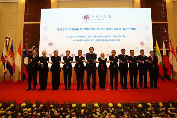 Minister pose for group photo at the 54th ASEAN Economic Ministers' Meeting. (Photo:ASEAN.org)