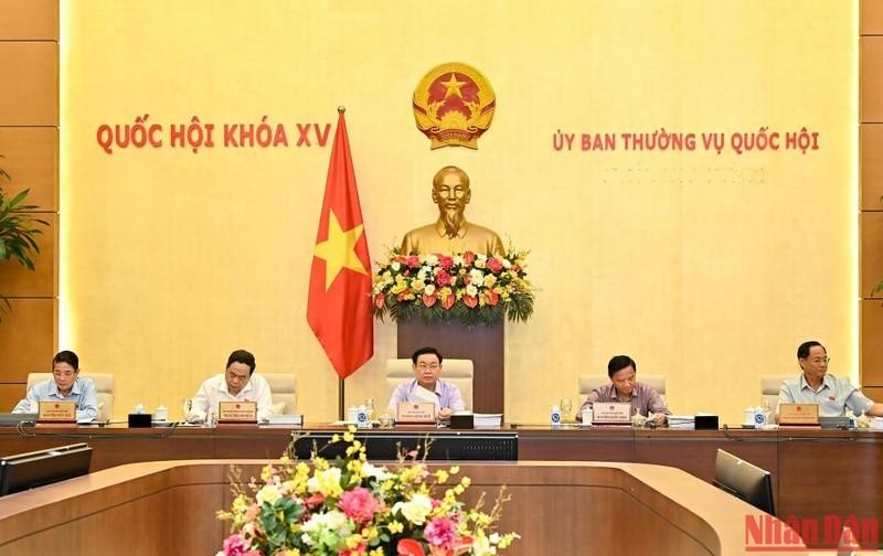 NA Chairman Vuong Dinh Hue chairs the meeting (Photo: NDO)