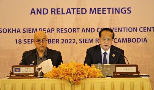 Cambodian Minister of Commerce Pan Sorasak (R) speaks at press conference announcing the outcomes of AEM-54 and related meetings (Photo: VNA)