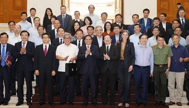 PM Pham Minh Chinh (fifth from left, front row) with delegates at the event. (Photo: VNA)