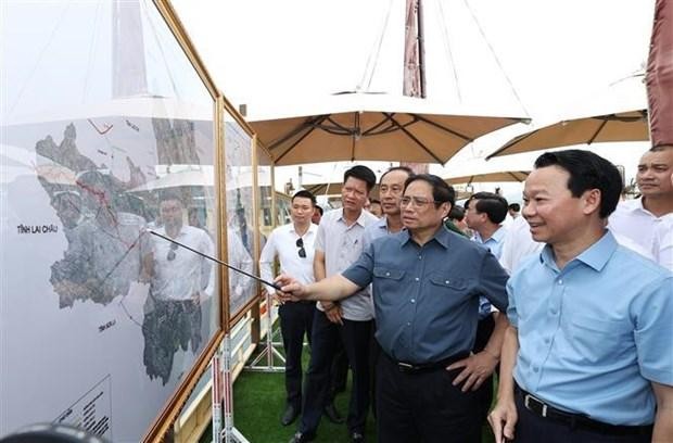 Prime Minister Pham Minh Chinh looks at the planning scheme of the Thac Ba lake national tourism site. (Photo: VNA)