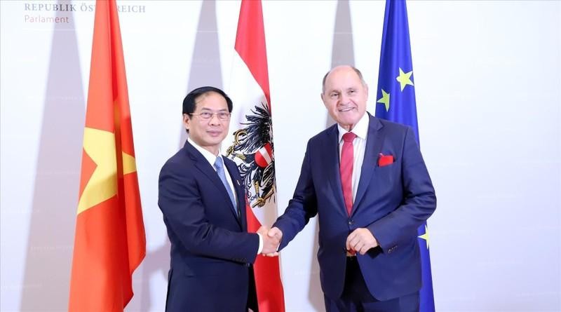 Foreign Minister Bui Thanh Son pays a courtesy call to President of the Austrian National Council Wolfgang Sobotka. (Photo: VNA)