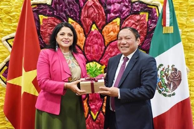 Minister of Culture, Sports and Tourism Nguyen Van Hung (R) poses for a photo with Mexican Secretary of Culture Alejandra Frausto Guerrero. (Photo: VNA)