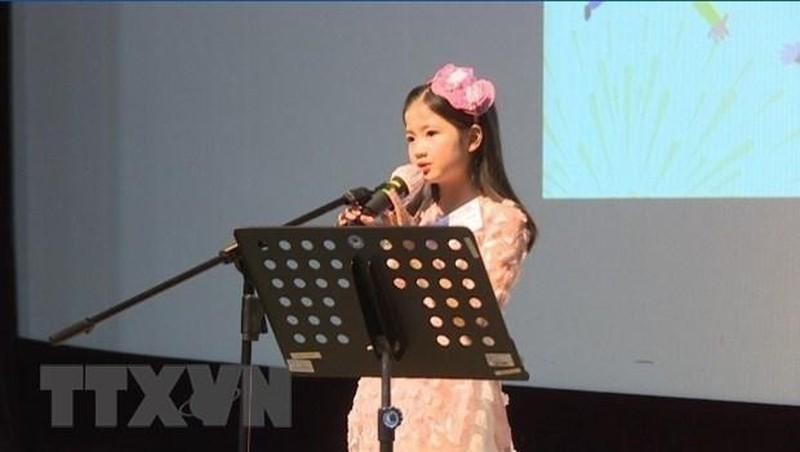 A student of Vietnamese origin has qualified for the final round of the first national bilingual speech contest. (Photo: VNA)