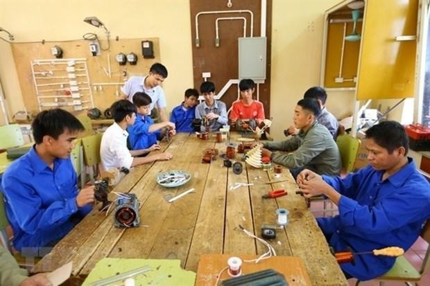 People with disabilities attend a job training class at a vocational school in the central province of Thanh Hoa. (Photo: VNA)
