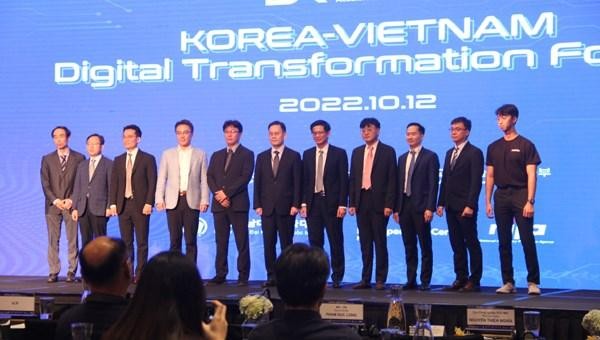 Participants pose for group photo at the Korea-Vietnam Digital Transformation Forum. (Photo: Ministry of Information and Communications)