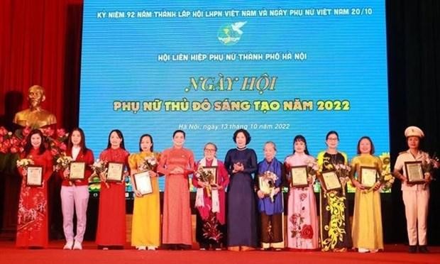 Prestenting the awards for ten women with outstanding contributions to Hanoi at the event. (Photo: VNA)