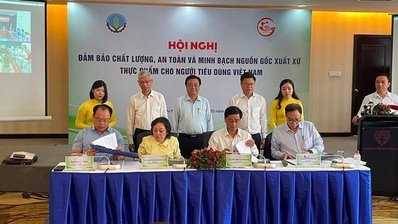 Representatives of agencies under the Ministry of Agriculture and Rural Development and Ho Chi Minh City signed an agreement to strengthen control of food origin at the conference.