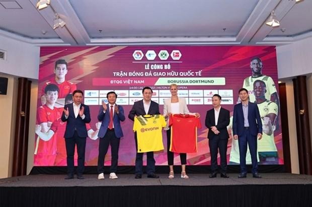 Julia Farr, Senior Manager International & New Business, Sportive Coordinator at Borussia Dortmund, (third, right) and Cao Van Chong, VFF Vice President exchange shirts at the press conference in Hanoi on October 26. (Photo courtesy of Next Media)
