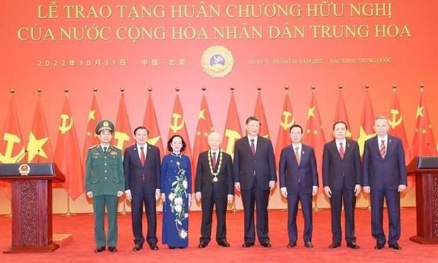 Party General Secretary Nguyen Phu Trong (4th, left), Party General Secretary and President of China Xi Jinping (4th, right) and other officials pose for a photo. (Photo: VNA)