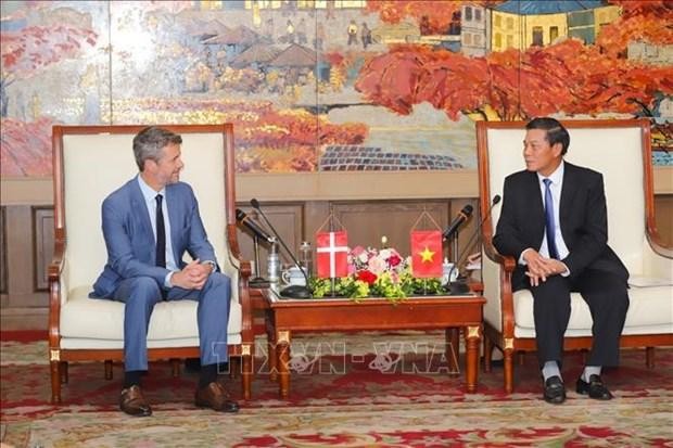 Chairman of the municipal People’s Committee Nguyen Van Tung (right) and Crown Prince of Denmark Frederik at the reception. (Photo: VNA)