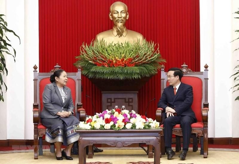 Permanent member of the Communist Party of Vietnam (CPV) Central Committee’s Secretariat Vo Van Thuong (R) receives Secretary of the Lao People's Revolutionary Party (LPRP) Central Committee and head of its Organisation Commission Sisay Leudetmounsone (Photo: VNA) 