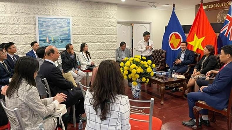 The delegation meets Overseas Vietnamese in Australia.