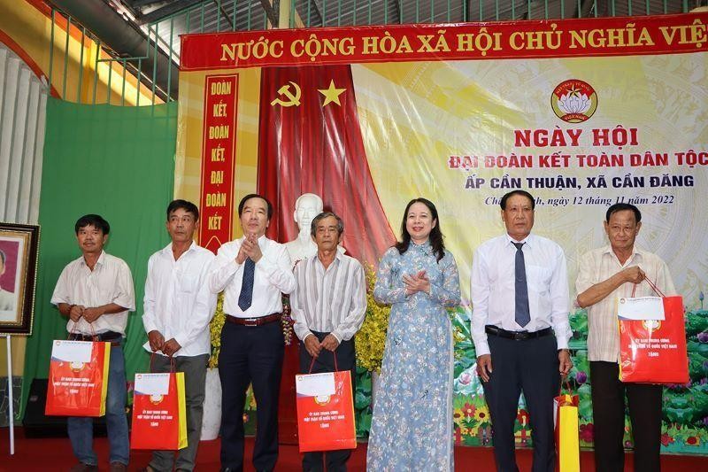 Vice President Vo Thi Anh Xuan presents gifts to outstanding households of Can Dang Commune.