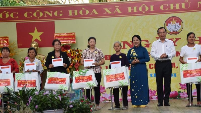 Politburo member and Secretary of the Ho Chi Minh City Party Committee Nguyen Van Nen presents gifts to outstanding households of Binh Chanh District.