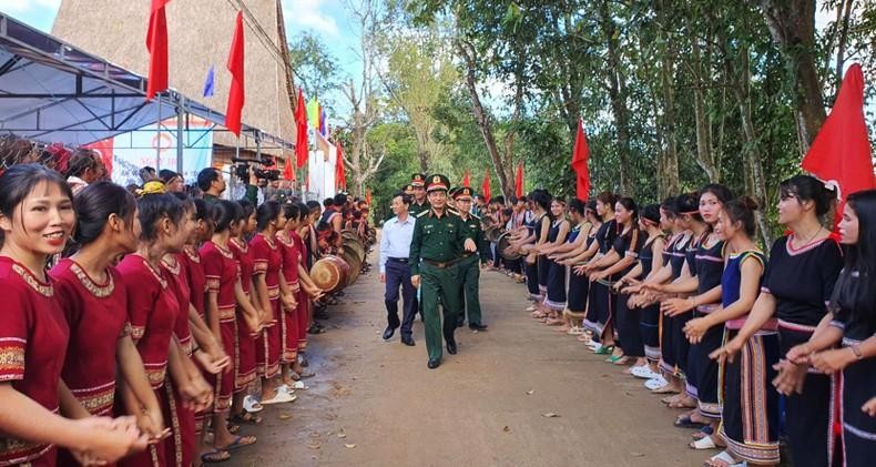Ethnic minorities in Dak Tieng Ko Tu village perform gongs to bid farewell to General Phan Van Giang and the delegation. 
