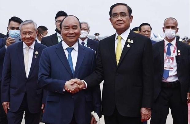 Thai Prime Minister Prayut Chan-o-cha (R) welcomes President Nguyen Xuan Phuc at Don Mueang International Airport in Bangkok on November 16. (Photo: VNA)