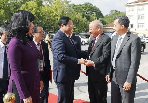PM Pham Minh Chinh (centre) greets incumbent and former health officials at the Hanoi Medical University on November 16. (Photo: VNA)