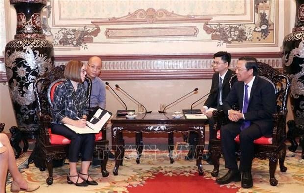 Chairman of the municipal People's Committee Phan Van Mai (R) receives Kate Brown, Governor of Oregon state. (Photo: VNA) 