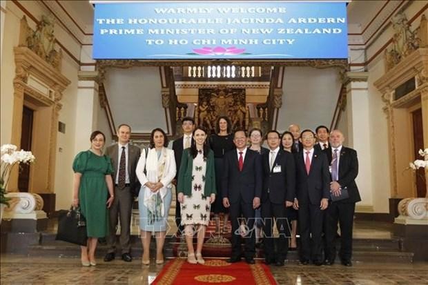 Prime Minister of New Zealand Jacinda Ardern (fourth from left) together with Chairman of the Ho Chi Minh City People’s Committee Phan Van Mai (fourth from right) and officials. (Photo: VNA)