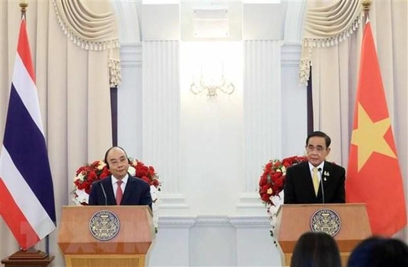 Vietnamese President Nguyen Xuan Phuc and Thai Prime Minister Prayuth Chan-o-cha co-chair an international press conference after their talks. (Photo: VNA)