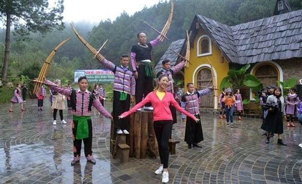 A contestant joins Khen performance of the Mong ethnic group during the trip to Son La (Photo: VNA)