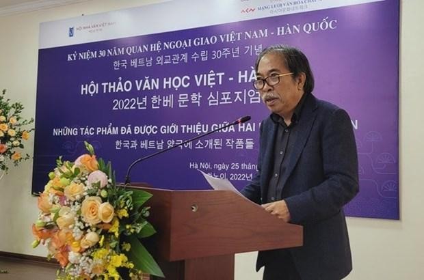 Poet Nguyen Quang Thieu addresses the event (Photo: VNA)