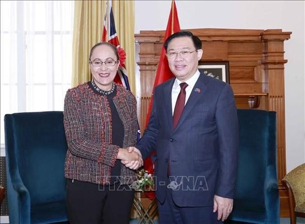 Vietnamese National Assembly Chairman Vuong Dinh Hue (R) and and head of the Foreign Affairs, Defence and Trade Committee of the New Zealand Parliament Jenny Salesa. (Photo: VNA)