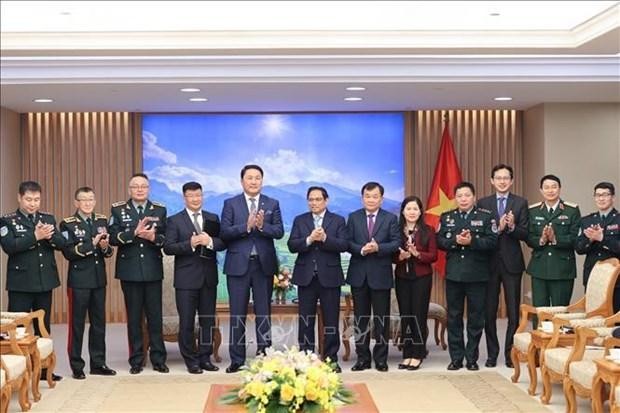 Prime Minister Pham Minh Chinh (sixth from left) and Mongolian Minister of Defence Saikhanbayar Gursed (fifth from left) at the event. (Photo: VNA)
